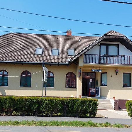 Teke Panzio Bed and Breakfast Körmend Buitenkant foto