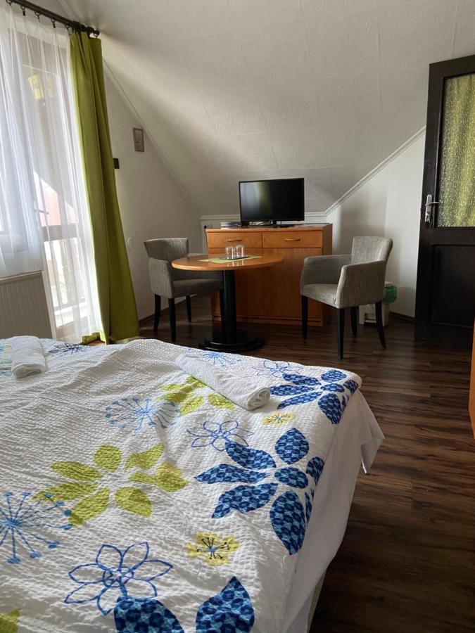 Teke Panzio Bed and Breakfast Körmend Buitenkant foto