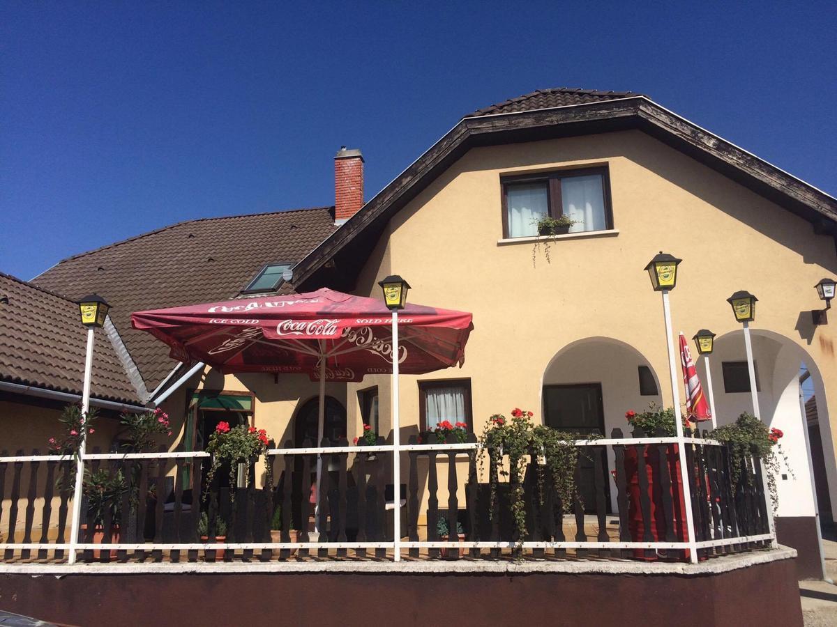 Teke Panzio Bed and Breakfast Körmend Buitenkant foto